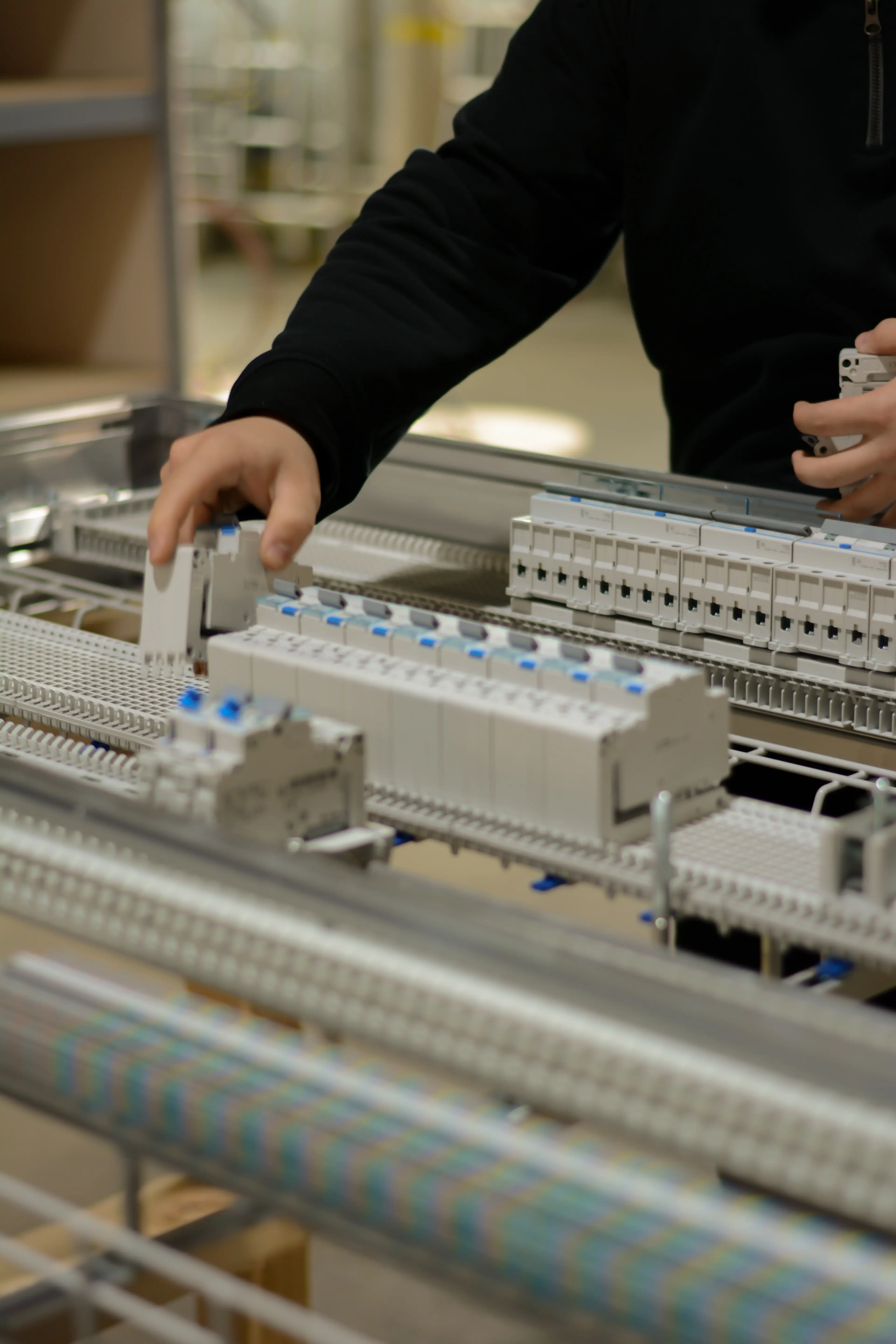 Mitarbeiter bei der Arbeit im Schaltschrankbau