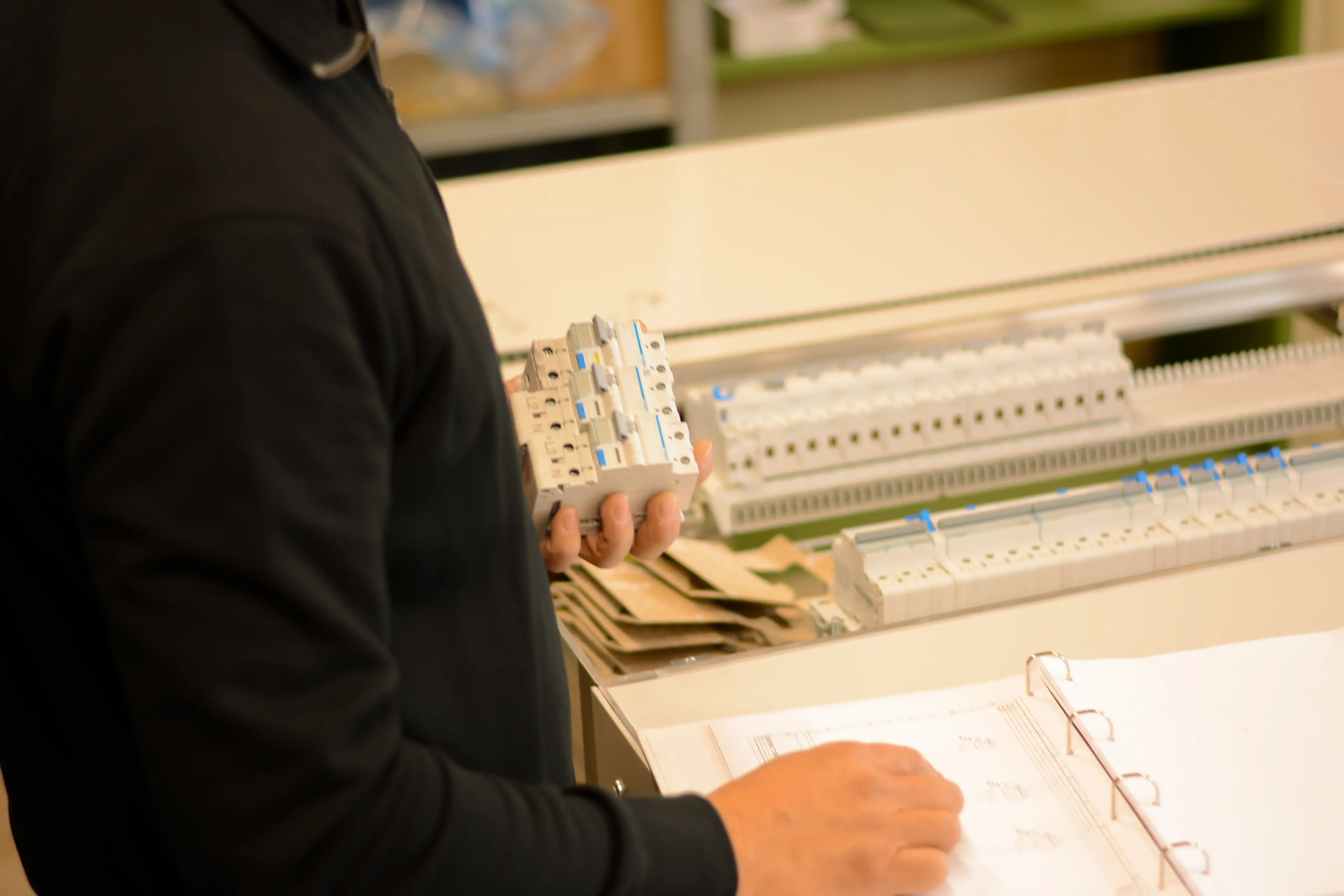 Teamwork in der Werkstatt der Schaltkraft AG